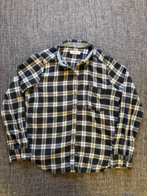 Hollister skjorta ~ 2000’s flannel  - Sjukt eftertraktad svart/vit Hollister-skjorta – 2000’s modell och sjukt sällsynt, stl M men passar även S. Fint skick och sitter riktigt bra, perfekt till vardag 🌿  Kan även gå ner lite i pris vid snabb affär ✌️ Skickas inom 24h 📦