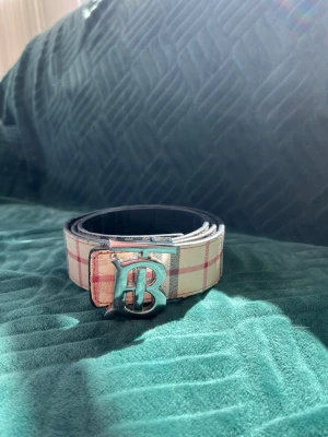 Burberry bälte  - Nytt burberry bälte, 110 cm, använd kanske 10 gånger, går att använda både med det klassiska burberry mönstret och svart, hör av dig vid funderingar:)