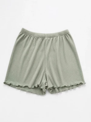 Ljusgröna ribbade shorts med volangkant - Superfina ljusgröna shorts med ribbad struktur och volangkant nertill. Perfekta för varma dagar och chill hemma. Mjukt material och elastisk midja för extra komfort.