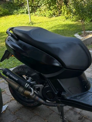 Svart Tecnigas avgasrör till moped - Säljer ett svart avgasrör från Tecnigas till moped. Avgasröret har en sportig och passar perfekt för dig som vill uppgradera ljudet och prestandan på din moppe.