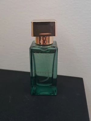 Royal Parfym Bosphorus grön flaska - Snygg parfym från Royal i en elegant grön glasflaska med guldigt fyrkantigt lock. Doften heter Bosphorus och flaskan är 95% fylld. Pris kan diskuteras.