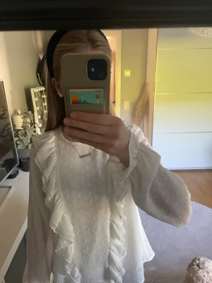 Vit blus med volanger - Vit blus med volanger från Gina Young. Storlek 158/164.