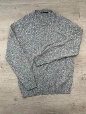 Oscar Jacobson tröja ljusblå - Säljer en stilren och clean stickad tröja från Oscar Jacobson i en snygg ljusblå färg. Perfekt basic till både vardag och finare outfits.  • Storlek: S • Skick: Mycket bra skick • Färg: Ljusblå • Skön och mjuk passform • Passar perfekt med jeans, kostymbyxor eller chinos