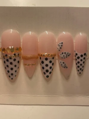 Press-on naglar handgjorda  - Handgjorda press on naglar! Prickarna på tummen har flytit ut lite men det kan jag absolut fixa!      Ifall du är intresserad av att välja ut en egen design och specifika storlekar skulle jag mer än gärna vela skapa ett sett åt dig!