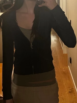 Juicy couture zip hoodie  - Säljer denna jätte snygga tajta zip upp hoodie från juicy couture. Endast använd ett fåtal gånger så den är i bra skick, köpt på nk för cirka 1200kr tror jag.🤗 det är bara att skriva till mig om ni har frågor!