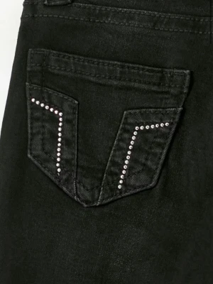 Svarta bootcut-jeans med nitar - Svarta bootcut-jeans från Gina med snygga silvriga nitar på bakfickorna. Jeansen har låg midja, klassisk femficksdesign och är tillverkade i stretchigt denim för en bekväm passform. Ifrån Gina Young 14+, jätte bra skick!!