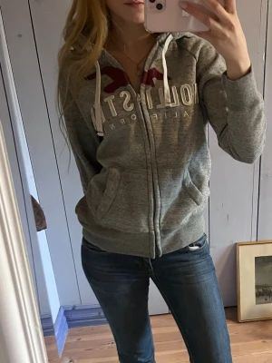 Hollister tröja  - Använd ca 5 gånger. Lite oversize så skulle säga att den passar xs-m 💕