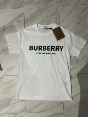 Vit T-shirt med text - Storlek M men den är liten i storlek så den sitter som storlek S