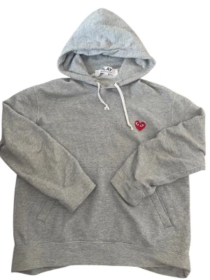 Cdg hoodie  - Cdg hoodie i storlek L. Hoodien är i bra skick och har inga defekter skriv gärna vid fler frågor.