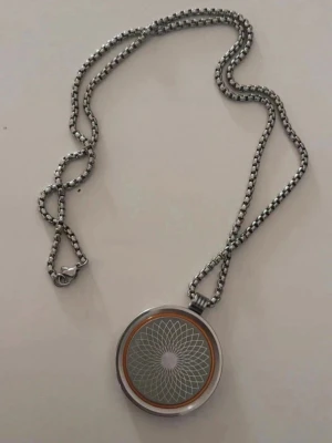 Original Amezcua Chi Pendant -  Stilren och populär Chi Pendant med kedja 🖤   Perfekt för vardag eller som present 🎁 📌 100% original   📌 Mycket fint skick   📌 Unisex   💎 Nypris ca 2000 USD    (priset kan diskuteras vid snabb affär)  Redo att skickas direkt – först till kvarn!