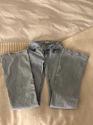 nelly stitch jeans - från nelly i storlek 32 inga defekter utom ett litet hål (se bild 4) nypris: 699kr