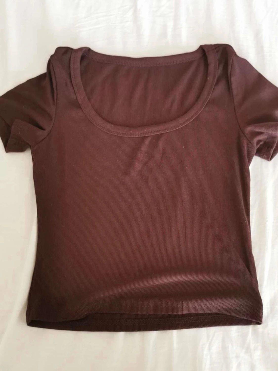 Brun ribbad topp med kort ärm