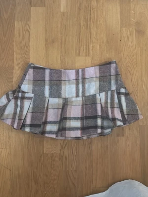 Lågmidjad rutig kjol  - Så snygg rutig kjol som har inbyggda shorts i! Midjemått: 37 cm tvärs över högt upp ❤️