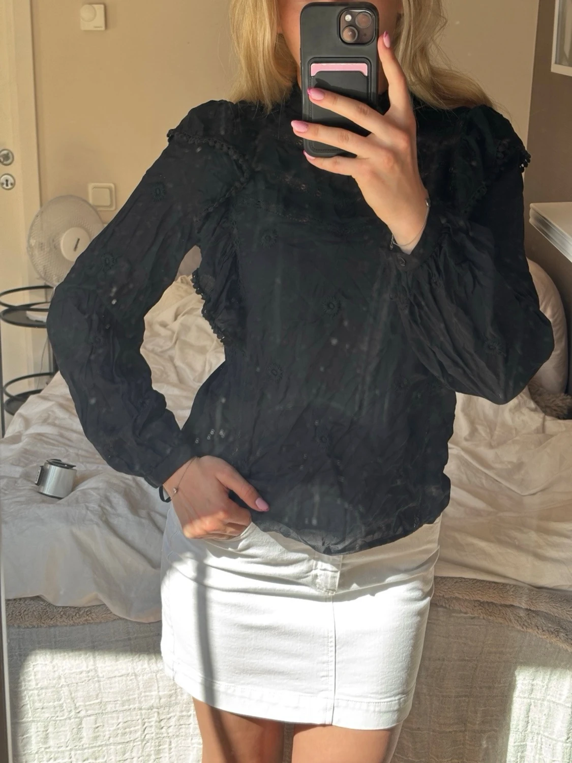 Svart blus med volangdetaljer
