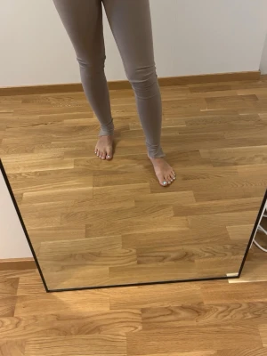 Nude leggings - Minimal nude / beige leggings by Clinicep. A simple and versatile basic piece that can be styled with oversized shirts, knitwear or sportswear. Details: • Soft stretch fabric • Comfortable fitted silhouette • Neutral nude / beige colour • Easy everyday styling Size: XS / EU 34 Condition: New without tags Perfect for casual outfits, travel or athleisure styling.