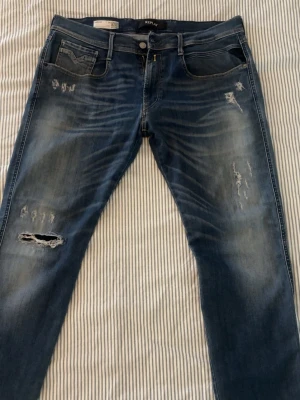 Replay anbass Jeans - Replay jeans med asfeta slitningar och riktigt clean passform 👖🔥 Sitter sjukt snyggt på kroppen och är enkla att matcha till många olika outfits. Storlek W36 L32 och i fint skick ✨  Vid intresse är det bara att lägga ett bud eller skriva vid minsta fråga eller fundering 💬