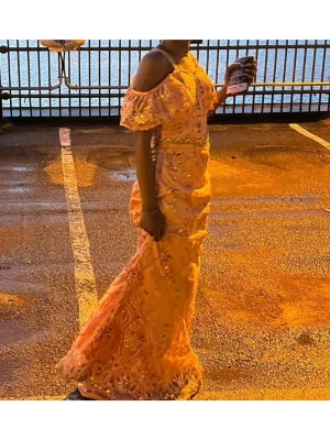 Lång ljusorange offshoulder klänning - Det här är en jättefin klänning, perfekt för bal eller andra speciella tillfällen. Jag vet inte vilket märke det är eftersom den är handgjord i Senegal.      Jag har bara använt den en gång till Prom. Vet inte riktigt vilken size men det skulle passa någon som är S.                                                           Kontakta mig för mer bilder eller att sänka priset 🫶🏽 den är rosa och beige. 