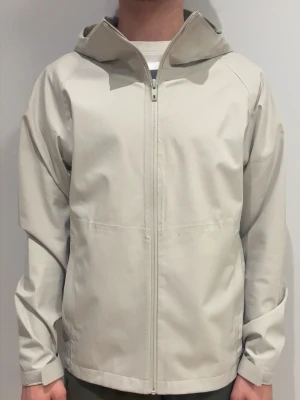 Beige regnjacka ifrån UNI QLO - Säljer denna smällfeta regn/vindjackan ifrån uniqlo, den skulle kunna behövas tvättas men det kan lösas vid köp. Hör av er gällande frågor!!