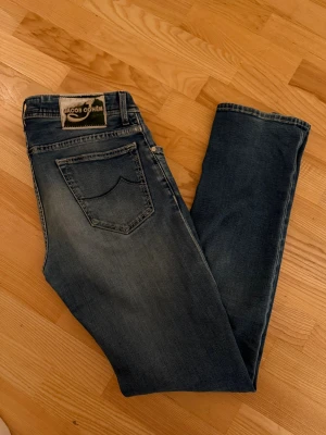 Jacob Cohën jeans  - JC’s med Cow patch och sjukt najs tvätt med lite slitningar också, klassiska J:et vid fickan är en grym detalj även det, kan inte bli bättre till sommaren. Modell 622!