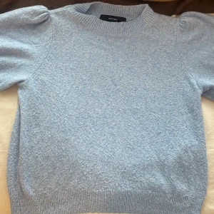 Ljusblå stickad tröja Vero Moda - Superfin stickad blå topp från Vero Moda i storlek S💕 Passar perfekt nu inför sommaren med exempevis en söt kjol. Den är i toppen skick och knappt använd. Pris kan självklart diskuteras! 🥰