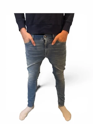 Tiger of sweden jeans  - Säljer nu ett par Tiger of Sweden jeans i mycket fint skick. Jag på bilden är 185 cm lång hör av er vid frågor eller funderingar! ✌️