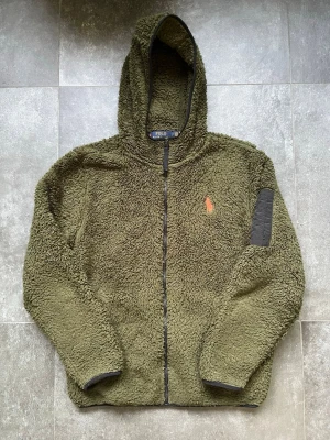 Ralph lauren fleece  - Tjena, säljer nu denna riktigt snygga och populära Ralph lauren fleecen, den är i mycket bra skick utan några skador, hör av er vid frågor och funderingar🙌🤝 