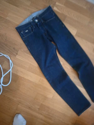 Mörkblå jeans armani eu:29 / xs/s - Som nya  Snygga mörkblå skinny jean med klassisk femficksdesign och normal midja. Jeansen har en stilren look och är tillverkade i stretchigt denimtyg för extra komfort. Perfekta för dig som gillar en smal passform och enkel stil. EU:29 storlex xs/s