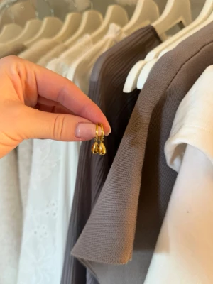 Edblad dropp örhängen - guld - Säljer ett par Edblad örhängen i guld som liknar droppar. Väldigt söta och diskreta. Använda cirka tre gånger, det finns därför inga tecken på användning. Hör gärna av dig vid frågor❤️