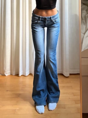Lågmidjade jeans  - midja: 37 innerbenslängd: 83 jag är ca 165cm! 