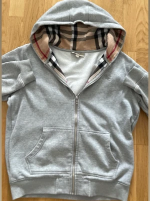 Burberry zip  - Mycket bra skick på tröjan, den är i storlek L men kommer passa m också i längden✅