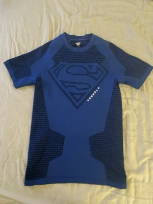 Youngla superman Compression - Säljer min youngla superman compressionshirt! Storlek M, Sitter extremt bra & skönt material. Endast använd ett fåtal gånger så verkligen i bra skick! Äkta & finns kvitto på beställningen om de önskas. Pris går att diskuteras