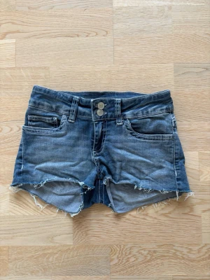 Mörkblå korta jeansshorts  - Använda en gång. Köpte för 499kr