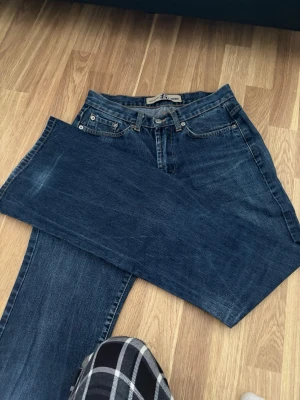 Mörkblå raka jeans  - Hej! Säljer dessa sjukt snygga jeans ifrån Vero Moda i modellen "Allis Saddle" och storlek 28. Passar på mig som är ungefär 170cm lång. Hör gärna av dig vid frågor eller funderingar💖