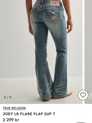 True Religion Jeans - Säljer ett par blå bootcut jeans från True Religion. Modellen "Joey low rise flare". Väldigt snålt använda då jag tyckt att de blivit för stora på mig. Storlek 25. Pris kan diskuteras vid snabb affär. Nypris låg på 2399 då de är limited eddition. Mitt pris: 1700 då de är använda ett fåtal gånger. Pris kan diskuteras vid snabb affär!