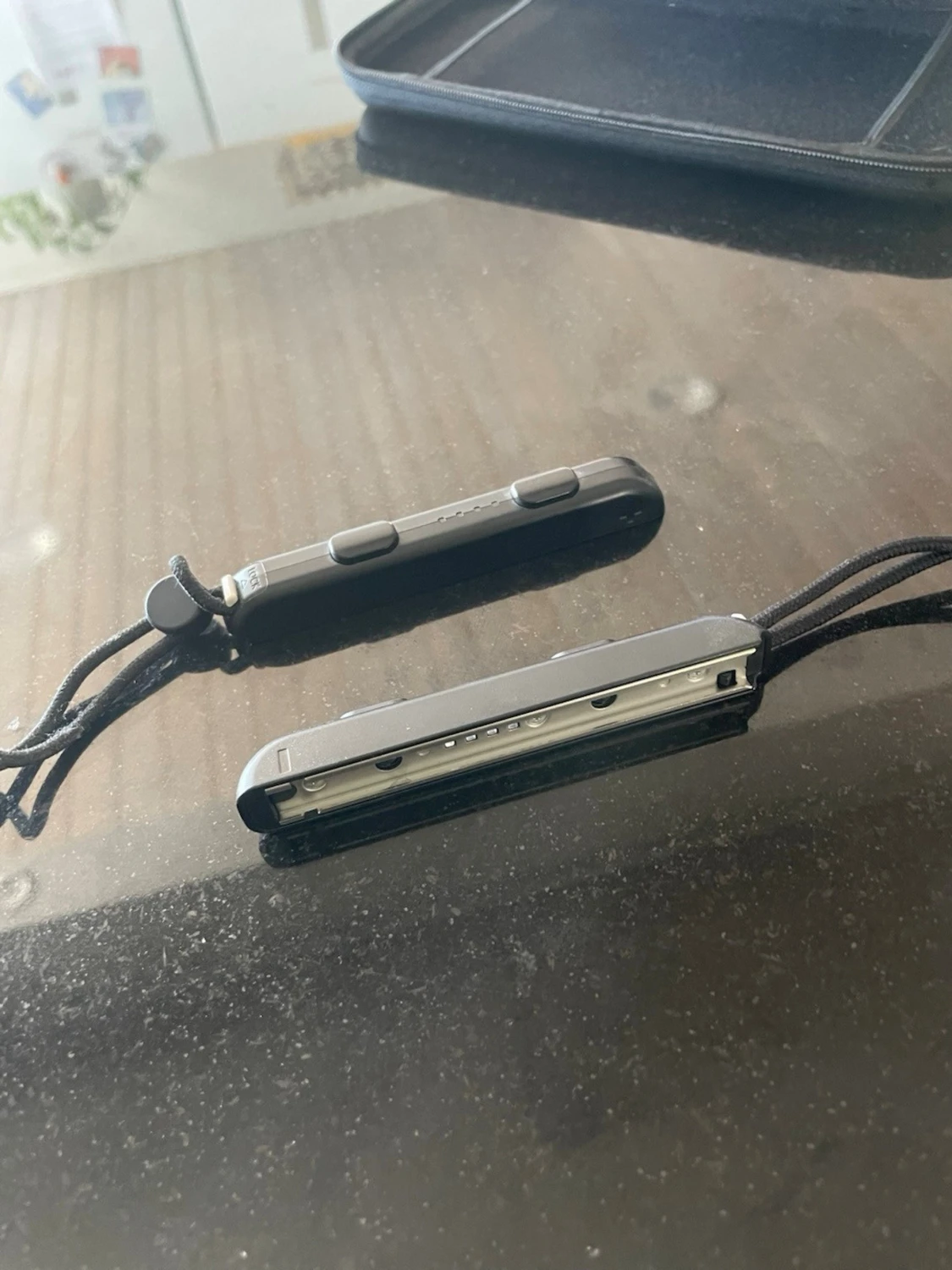 Nintendo Switch med blå och gul Joy-Con - 4