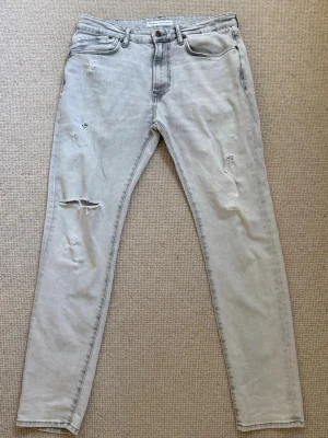 Pepe Slim Jeans in Grey - Snygga ljusgrå skinny jeans från Pepe Jeans med slitna detaljer och klassisk femficksdesign. Jeansen W34 L32 och sitter inte super slim men passar till alla outfits, Skriv ifall du har några frågor!👌🏻