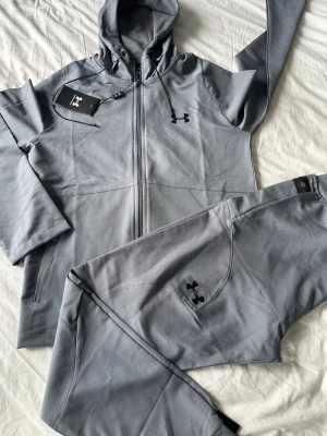 Under Armour - Hej säljer min helt nya under Armour tracksuit som är i storlek L. Den är jätte fin och är perfekt för vardag. Rekommenderar verkligen.