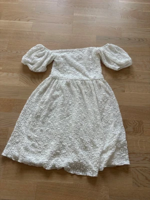 Kort klänning - Använd två gånger. Osäker på storleken, antingen xs eller s (lappen är bortklippt)