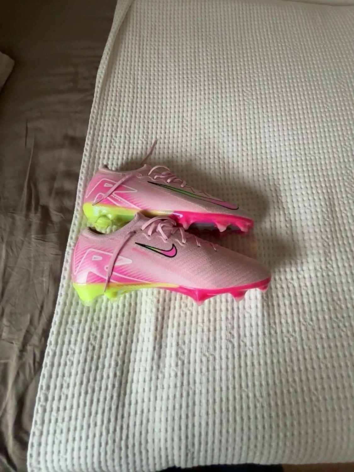 Nike rosa fotbollsskor med neon detaljer - 4
