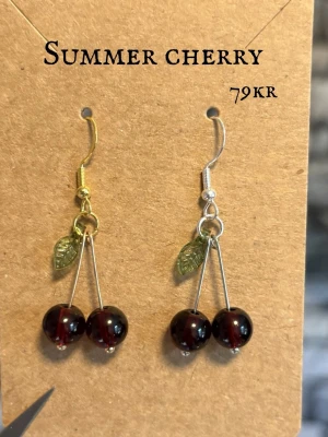 Summer Cherry  - Handgjort smycke med ett hänge i Sterling silver och finns i både guld och silver färg!