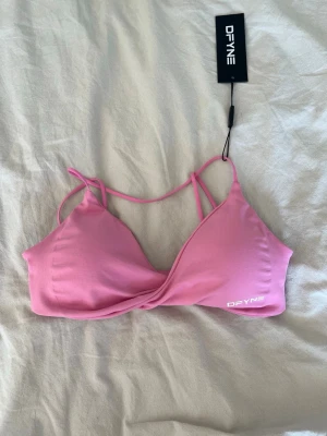 Vision twist bra - Lotus - Säljer en helt ny sport-bh från Dfyne i vision kollektionen då den är för liten, färg Lotus strl S🩷