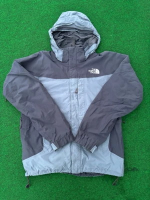  vindjacka från The North Face - Snygg tvåfärgad vindjacka från The North Face i mörkgrått och ljusgrått. Mycket härlig för halvt kyliga dagar då det blåser. ✨💯 Pris kan diskuteras vid snabb affär 💵👍