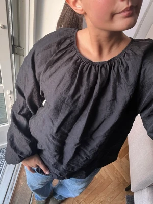 Blus - Såsåså snygg ”basic” blus men som ändå har superfina detaljer. Endast använd en kväll, nypris runt 400