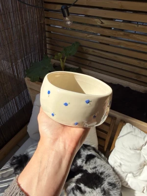 Skål i keramik  - Handmade – fruitnclay Skål i keramik blåbär – handgjord  Handgjord skål i keramik. Perfekt för frukost, snacks eller som en fin detalj i köket.  Varje skål är tillverkad för hand, vilket innebär att små variationer och naturliga ojämnheter kan förekomma – det är en del av hantverket och gör varje exemplar helt unikt.  Rekommenderas att handdiskas. Men tål diskmaskin och micro.  Handmade – fruitnclay