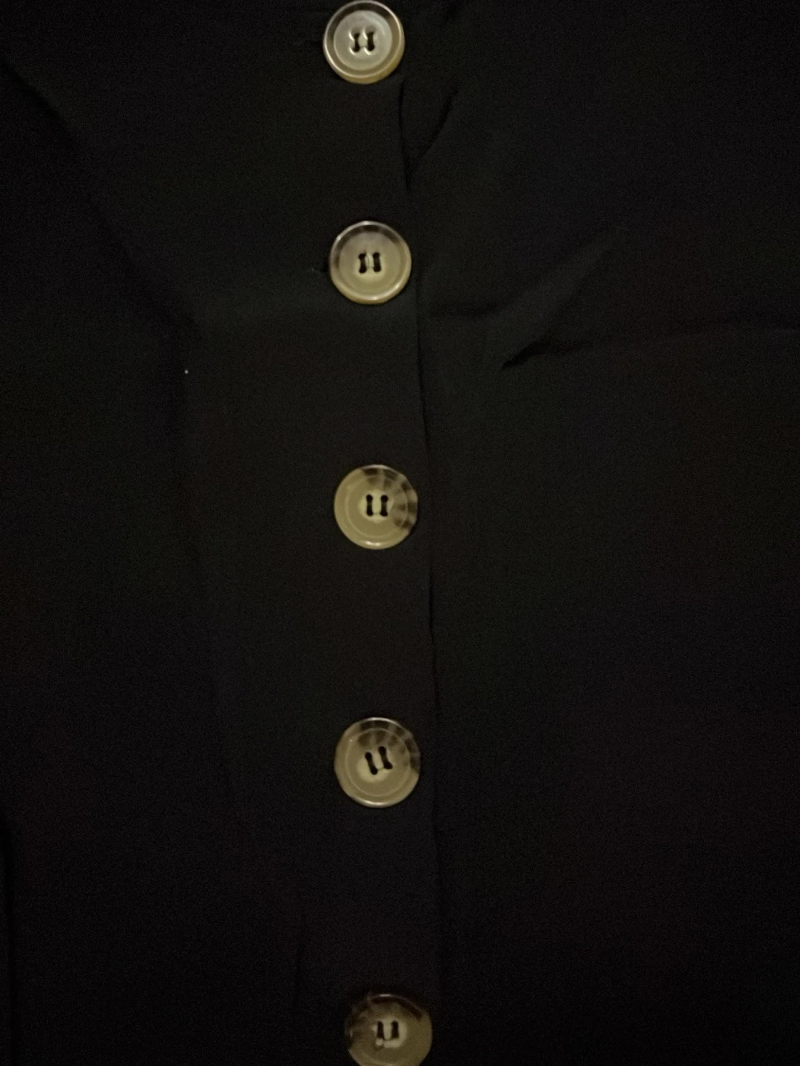 svart blus med stora knappar - 1