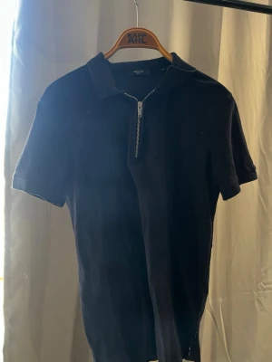 Mörkblå half zip - Mörkblå half zip tröja från Jack and Jones i storlek M. Mycket bra skick.