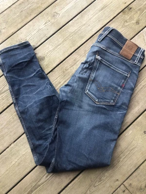 Replay Anbass - Säljer ett par riktigt snygga Replay anbass. Storleken på jeansen är W30, L32. Passar XS/S/M. Perfekta till vardagslooken och passar till det mesta. Säljs för 199kr pga att jag inte får användning av dem och nypris är 1500-1800kr!☺️
