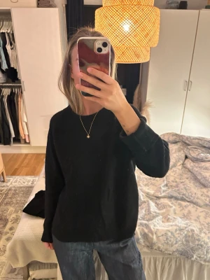 Stickad tröja - Svart stickad tröja ifrån Selected Femme. Det är i storlek L men sitter snyggt med en oversize fit på mig som vanligtvis har S.