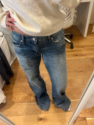 Jeans från Zara  - Jeans från Zara i den absolut finaste blåa färgen 🥹köpte dem och klippte av prislappen men tyckte inte om hur dem satt på mig, dem är alltså HELT nya! 
