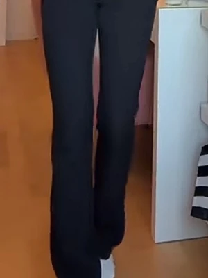 Svarta kostymbyxor  - Jätte snygga kostym byxor från bikbok. De är   low waist och i regular lenght💕